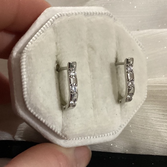 💕Minimalist Petite 925 Sterling Silver Diamond C Hoop Horseshoe Earrings - Picture 5 of 17